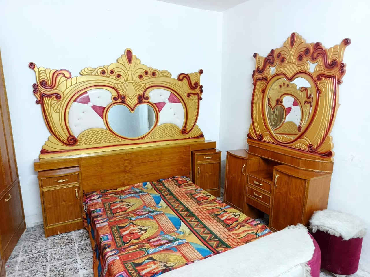 غرفة اخشاب صاج خمسة ملحق الزاوية كنتورية الضهر جرجوبة نضيفة اي ضرر ما بيهة اخت الجديدة السعر ٦٥٠ الرقم *********** متواجد واتساب وعندي توصيل
