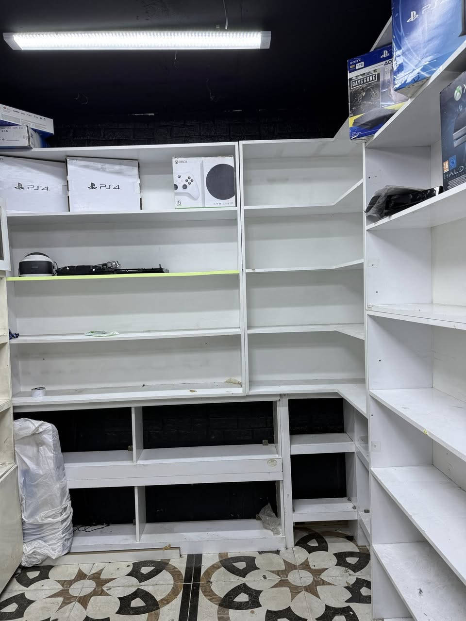 رفوف محل مستعمل للبيع يحتاج بس تنضيف خشب درجة اولى سعر 200 الف ***********
