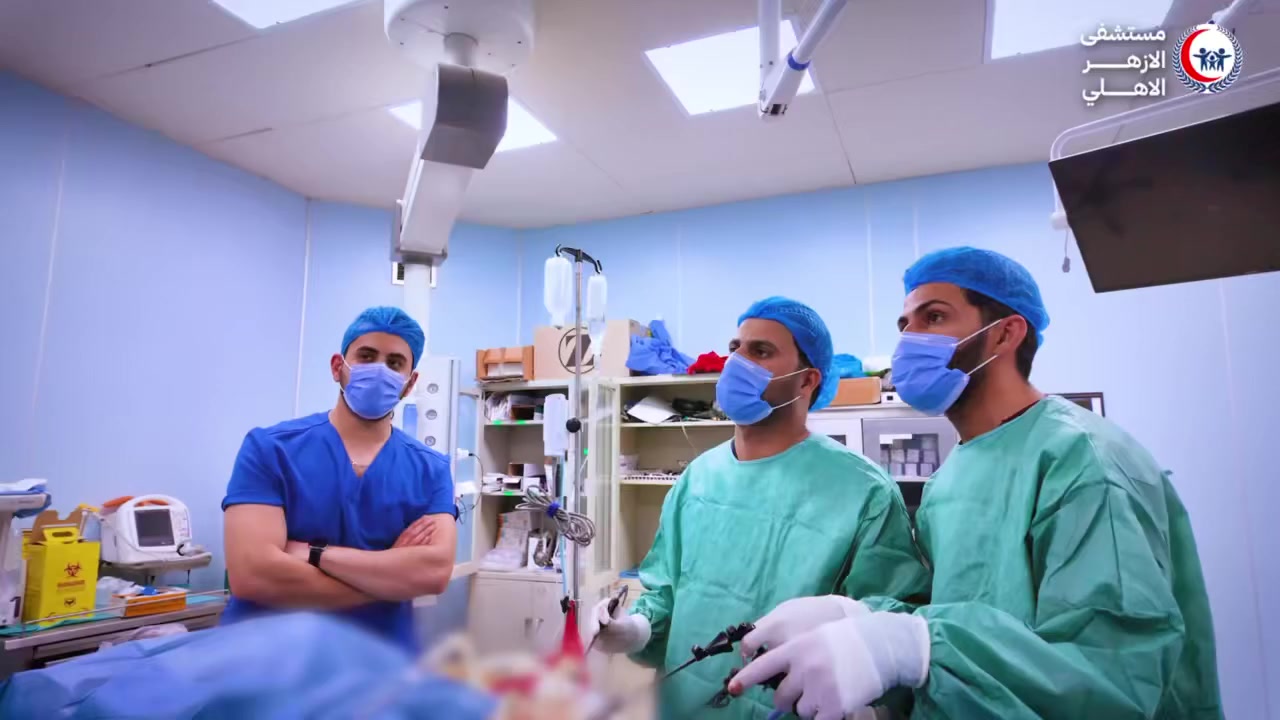 🔴 الدكتور غالب جبر جابر يجري عملية استئصال مرارة بالناظور لرجل يبلغ من العمر 65 عاما ..

أجرى الدكتور غالب جبر جابر - أخصائي الجراحة العامة والمنظارية وبتواجد الطاقم الطبي المساعد له. عملية استئصال المرارة ناظورياً لرجل يبلغ من العمر 65 عاما، حيثُ كان المريض يعاني من الام شديدة في اعلى البطن اليمنى مع غثيان وتقيء وبعد إجراء الفحوصات المخبرية تبين لديه التهاب المرارة الشديد، ولله الحمد اذ تكللت تلك العملية بالنجاح واخرج المريض لدار سكناه لتلقي باقي العلاج ..

مستشفى الأزهر الأهلي 🏥 بخطى ثابتة نحو عمل مُتقن .

العنوان / ذي قار ⬅️ الناصرية ⬅️ صوب الشامية تقاطع الازدهار قرب معهد الصحة العالي ..

هواتف المستشفى 📞 ***********  ***********
