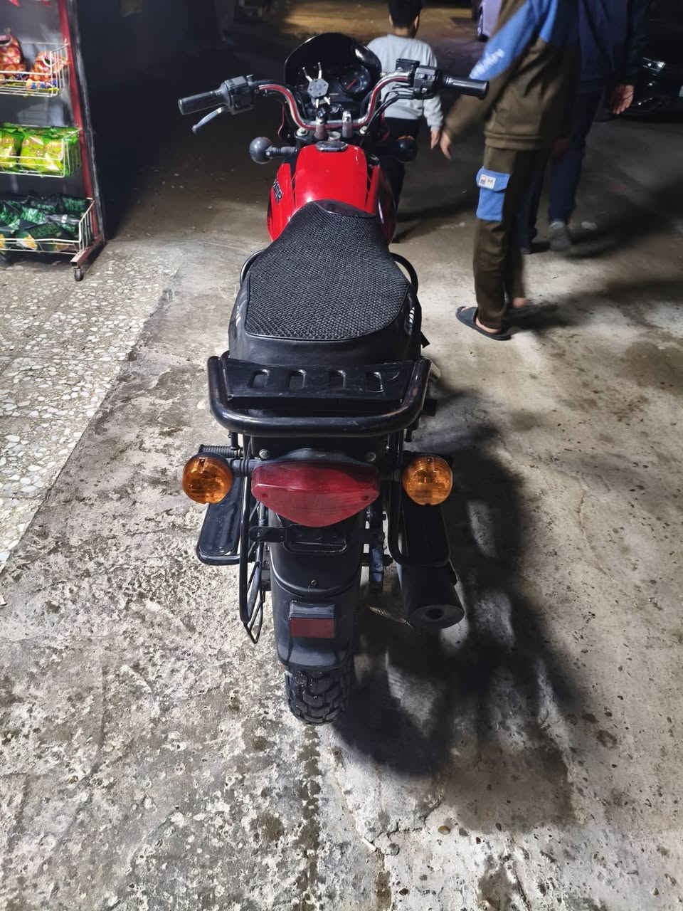 دراجه بوكسر موديل2023 مكفولة كفالة عامه أوراقه موجوده 6 اوراق بسمي شوكت مدريد ارقملك ماشيه 22الف  كافر الزنجيل موجود  السعر 1800 مكاني الشرطه 5 سويب
***********
