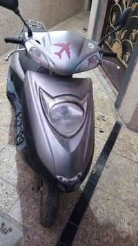 دراجة هوندا ديو سرعة 120. الكابريتر جاي طوف الباقي كله شغال ابيع طافية...