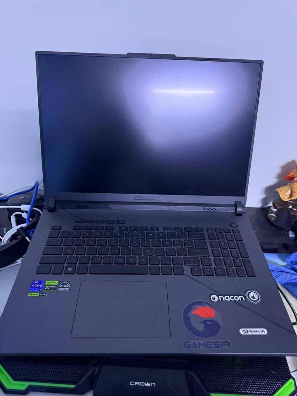 للبيع وحش الكيمنك والشغل الثقيل - ASUS ROG Strix G18 (موديل 2024) 

المعالج: Intel Core i9-14900HX ).
كارت الشاشة: NVIDIA RTX 4070 8GB (بقوة 140W، يعني الأداء الماكس).
الرام: 32GB DDR5 (بسرعة 5600MHz).
التخزين: 3TB SSD (منصب عليه سامسونج 990 PRO يعني السرعة خيالية).
الشاشة: العملاقة 18 بوصة، دقة 2.5K، وبتردد 240Hz (ألوان Nebula ).
النظام: ويندوز 11 أصلي مفعّل.
الحالة: الجهاز نظيف جداً  (مثل ما موضح بالوصل، سعره الأصلي جان أكثر من 3 ملايين و150 ألف).
السعر 2،600،000 وبيه مجال للشراي الجاد
سبب البيع : اريد اشتري تجميعه
للاستفسار:
اتصال : ***********
واتساب:***********
العنوان: ميسان -العماره
