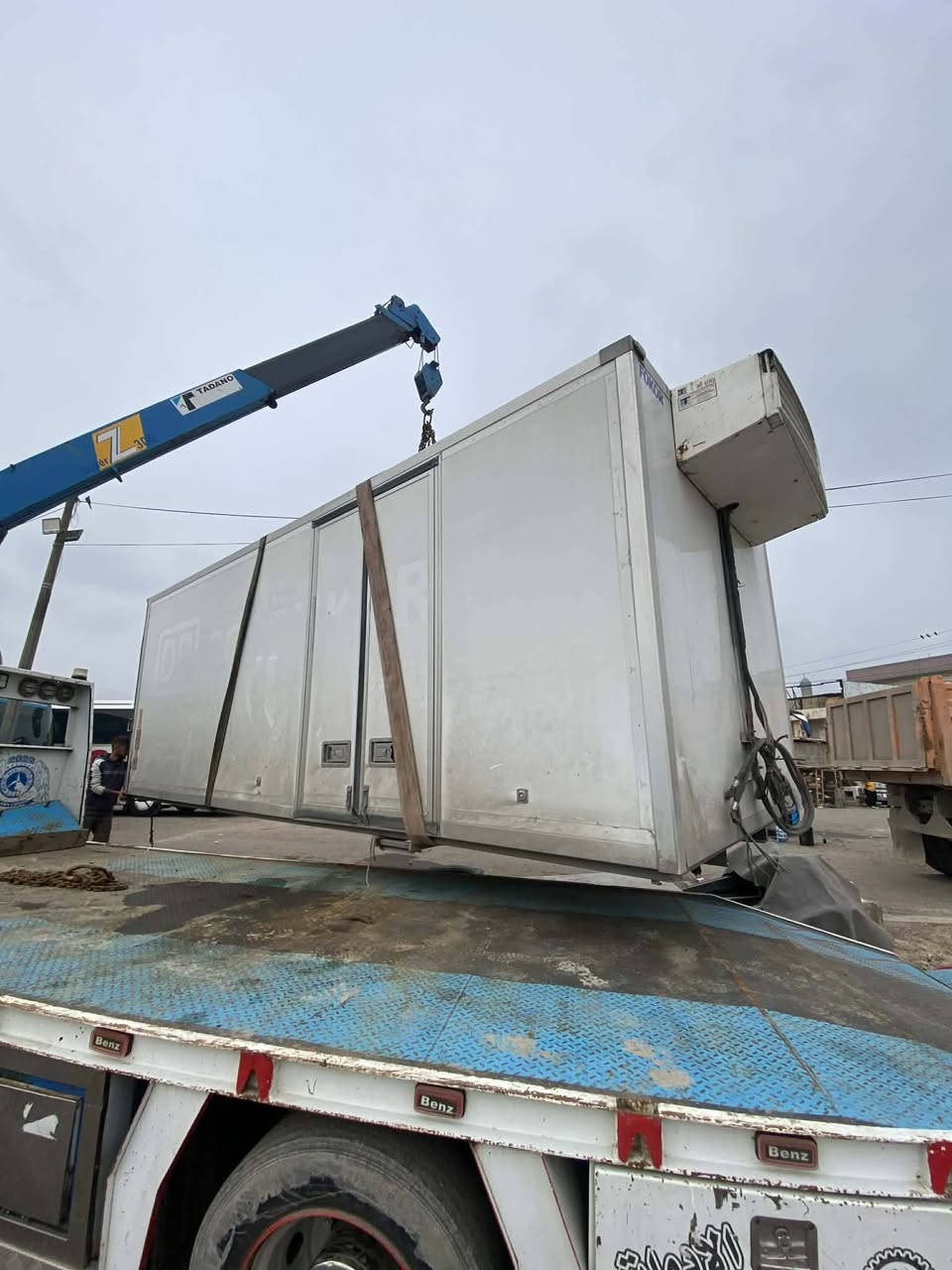 السلام عليكم ورحمه الله وبركاته عندي هذا البراد للبيع طول 6 وربع جهاز متصل أي  استفسار على الرقم *********** أبو مصطفى مكاني بغداد
