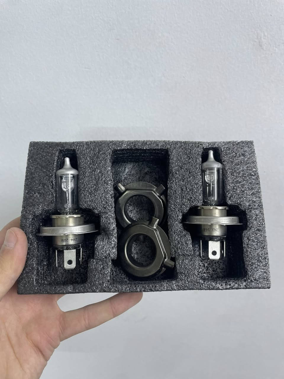 السلام عليكم يتوفر 

- بانزات 
- لايت اصفر تفصيخ اصلي 
- زنون ابيض 

***********
