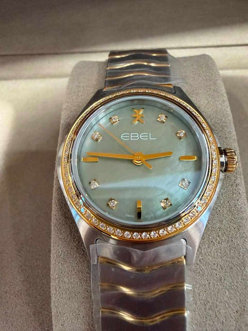 سلام عليكم

ساعة EBEL السويسرية الفاخرة ✨

تألقي بالأناقة السويسرية مع ساعة EBEL الأصلية، جديدة وغير مستخدمة. تتميز بهيكل ذهبي أنيق بقياس 30 ملم وميناء فاخر من عرق اللؤلؤ باللون الأخضر المائل للرمادي، مرصعة بـ 66 ألماسة طبيعية بوزن إجمالي 0.429 قيراط مع شهادة ألماس أصلية.

✔️ حركة سويسرية كوارتز عالية الدقة
✔️ 66 ألماسة طبيعية (0.429 قيراط)
✔️ شهادة ألماس أصلية
✔️ ضمان دولي لمدة 3 سنوات
✔️ جديدة بالكامل ولم تُستخدم

قطعة فاخرة تجمع بين الرقي والدقة السويسرية

راسليني لمعرفة السعر .
***********
