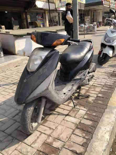 سلام عليكم دراجة ابريز للبيع كهربائيات كلهة شغالة مكينة ممفتوحة جيب فيتر وتعال افحص كفرات كلهة ختم واحد نضافة الدراجة مثل مموضح بل صور يعني نضافة 70‎%‎ مكان الدراجة بغداد السعر 450 
رقم الهاتف *********** واتساب
