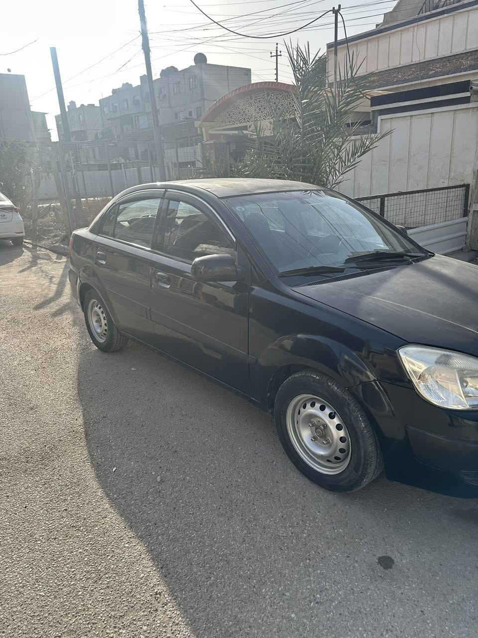 (السعر ٦٣ ورقه )٢٠٠٩ ريو رقم بغداد الجديد سنويه جديد  هزه قبل شهرين ادامه عامه للسياره صارله سنتين عندي ماشيه بهل سنتين ١٨ الف ميل فقط المشي العام الها ١٨٧ الف لاكن كير ومكينه جيد جدا سياره  حالتها جيده تايرات جدد شاشه كبيره. سماعات مال فورد الكشنات البلادي موجوده وبحاله جيده بيها ملاحضات كم رصعه واكو طلقه بلسقف خليت عليها فابلون ، ولكمبريس مو شغال مال تبريد  يشتغل فقط فان لو غاز لو اصلا عاطل ، مكاني بغداد الدوره تواصل  ***********
