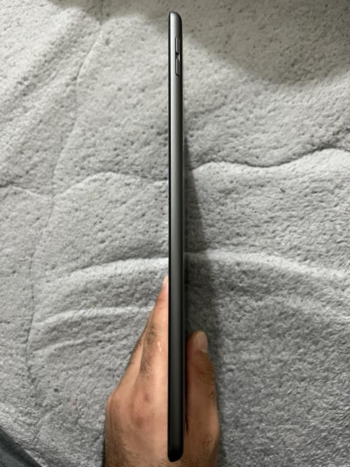 64GB - أسود - iPad 9 :للبيع
• نظيف جداً، بدون خدوش أو علامات استخدام
• البطارية لازم حاسبه تعمل بكفاءة ممتازة
• الجهاز أصلي %100
• البيع نقدي فقط، لا بدل فرصة لجهاز شبه جديد بحالة ممتازة!

سعر 300الف وبي مجال للشراي 
رقم الهاتف ***********
