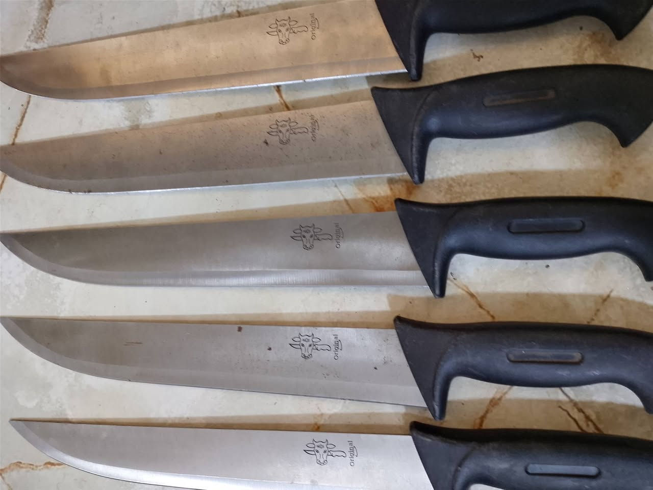 كل ماهومفيد للمطاعم والمواكب والقصابين سكين بجميع الاشكال والاحجام والمناشيء متوفر في محل الخفاجي مقابل المركز الصحي الرئيسي ***********
