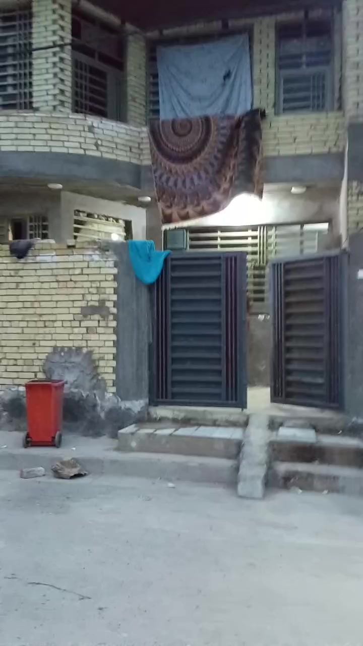 بيت للبيع 150 متر الوجه 7.5 والنزال 20 طابقين يحتوي ع 6 غرف نوم واربع حمامات وصاله عدد 2 ومطبخ وستقبال واسعه لبيت الطابق الاول كامل ع اخر حبايه الطابق الثاني عوزه بياض وكاشيء  موقع لبيت بغداد مقابل حي البتول قرب فلكه حي النصر للستفسار ***********
