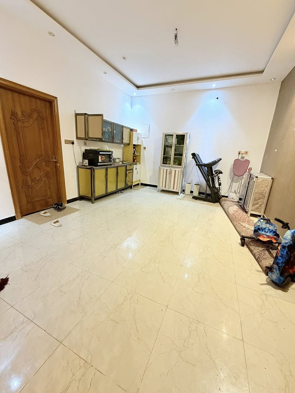 🔷(بيت للبيع)🏡//بناء حديث //
🌀المساحة (210) متر // الواجهة (10) ونص

//سنة البناء (2022) // بناء طابوق بلكامل

🌀( الموقع الامن الداخلي دور الضباط) 

🌀(  / يحتوي الطابق الارضي على / غرفة منام / هول / ديوانيه/مطبخ / صحيات عدد(2) /كراج/ حديقة / الطابق الثاني يحتوي على / ثلاث غرف منام  / هول/ صحيات /

🌀(جنس العقار طابو ملك صرف)

🌀 السعر (385) مليون قابل للتفاوض//

⚜️عنوان شركة الجوادين للاستثمار العقاري ⚜️ 
( الجنينه نهاية شارع الـمصـلحه/ قـرب سـوق الجـبيلـة) 

لـلطلـب والاستفسـار الاتصال على الارقـام التـالـية 🔻

واتـساب + اتـصال ***********
واتـساب+اتـصال ***********
واتساب + اتصال ***********                                                               واتساب + اتصال ***********
