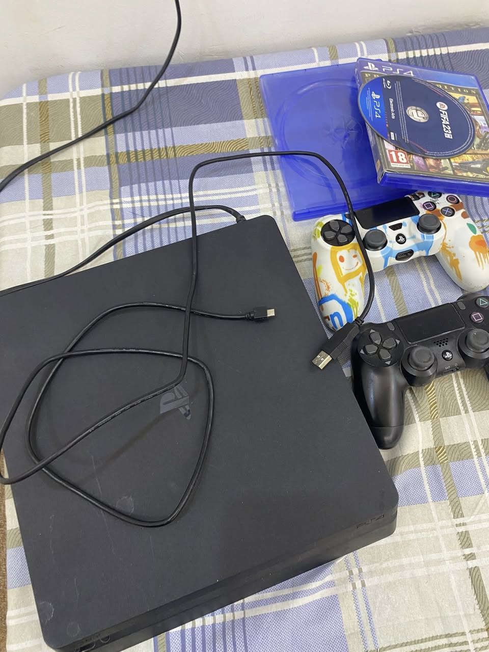 بلي فور سلم نضيف مامفتوح ويا يدتين والشاحنه مالتهن وويا قرص GTA5 و فيفا 23
***********
