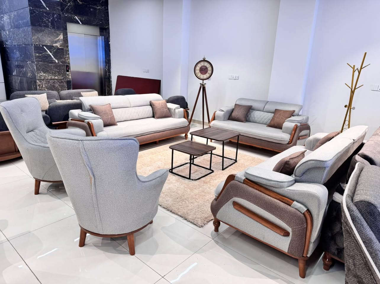 تصميم يسبق وقته، تفاصيل تخطف النظر
وراحة تحسها من أول گعدة 🤍

موديل 2026 حصري
تشوفه اليوم… الكل يتمناه باچر 😎
إذا تحب التميّز وما ترضى بالعادي، هذا الطقم معمول إلك

📍 متوفر الآن لدى #بـرسـتـيـج_هـوم 

الكميات محدودة ⏳

للحجز والاستفسار راسلونا خاص او الاتصال 👇
*********** _ ***********
