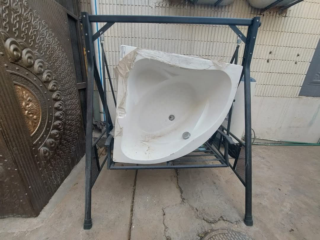 سلام عليكم  للبيع المروجوحه السعر ميت آلاف والبانيو ميه وخمسين  رقم الهاتف ***********
