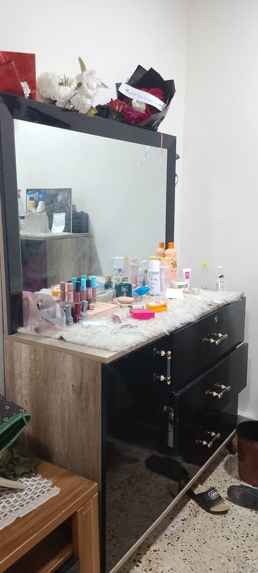 غرفه نوم تركيه 8 قطع للبيع رجاء لحد يراسل أتصل على الرقم *********** شراي بس خلي يتصل 700 وبيها مجال أتصل واتساب شراي
