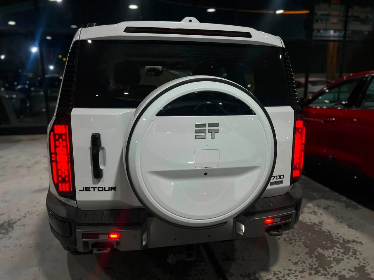 جيتور G700 Premium PHEV 

             🔥موديل 2027🔥

العداد: 0 كم زيرو 

🚙 سيارة SUV فاخرة تجمع بين القوة، الأداء، والتقنيات الحديثة.

المواصفات: 

✅ محرك بنزين 2.0 لتر تيربو مع نظام Plug-in Hybrid (PHEV).
✅ القوة الإجمالية: 904 حصان.
✅ عزم الدوران: 1135 نيوتن.متر.
✅ ناقل حركة DHT.
✅ نظام دفع رباعي 4WD.
✅ تسارع 0–100 كم/س خلال 4.6 ثانية.
✅ بطارية 34.13 كيلوواط/ساعة.
✅ مدى قيادة كهربائي يصل إلى 100 كم تقريبًا.
✅ شاشة وسائط 15.6 إنش.
✅ كاميرات 360°.
✅ 10 وسائد هوائية.
✅ مثبت سرعة متكيف (ACC).
✅ نظام فرملة الطوارئ التلقائية.
✅ مراقبة النقطة العمياء.
✅ التحذير من مغادرة المسار.
✅ سقف بانورامي.
✅ مقاعد جلد كهربائية مع خاصية التدليك.
✅ باب خلفي كهربائي.

تتوافق هذه المواصفات الأساسية مع مواصفات نسخة Premium المعلنة من جيتور، مع اختلافات بسيطة قد تعتمد على السوق المحلي✅

📍 العنوان:
معارض البياع – الشارع المميز – مقابل كراج البياع.

للاستفسار:

☎️***********
☎️***********
☎️***********
☎️***********
