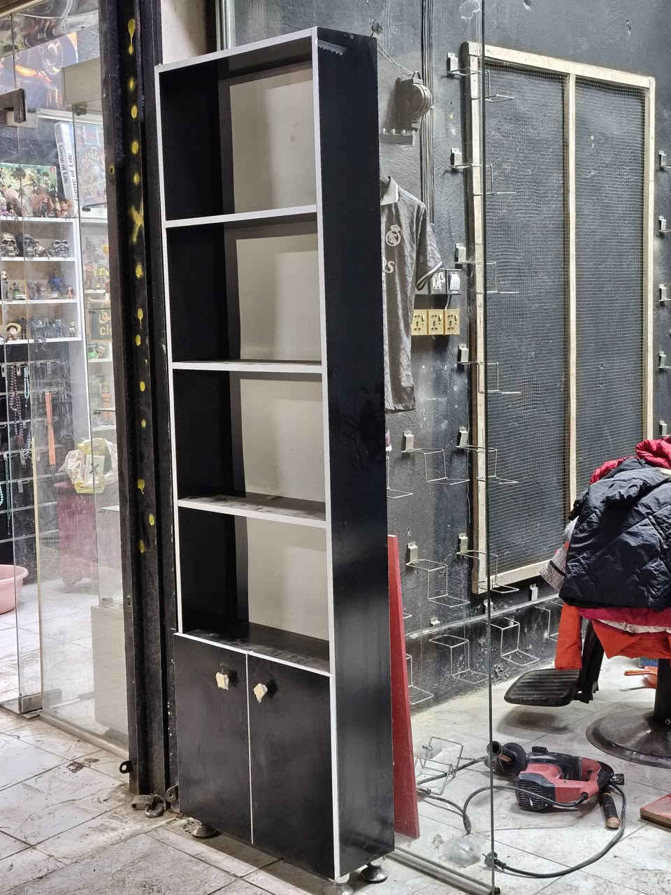 السلام عليكم 
كرسي حلاقه مستخدم شي قليل + فاترينه + امرايه ✅ السعر خاص 
العنوان بابل الدبله قريه ال بصيره ✅
***********
