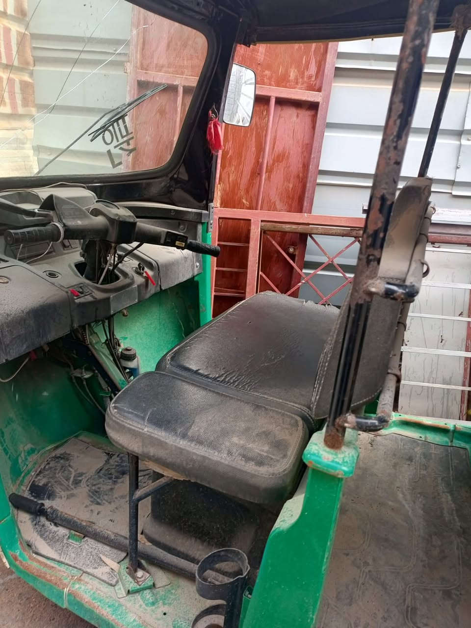 السلام عليكم خلي اسولفلكم شنو سالفه هاي التكتك هاي التكتك باسم ابويه  وابويه توفى وضلت بس بصمه وتتحول واحنه البنات نريد نبيعه   وعارضيه للبيع   ب6 مليون موديل 23 الي تفيده خلي يجي ياخذه ويكمل معاملته اوراقه موجوده  الاتصال ‪***********
العنوان الشعب السريدات
