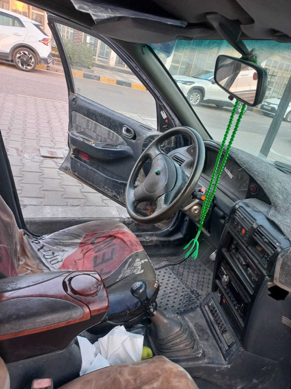 سلام عليكم عدي هاي سياره اريد اراوسه بسيفيا نظيفه وجديده هاي سياره مثل ماموجوده بصور يرادله شويه حداديه وطخات الي موضحه بصور  تخم تاير جدد بيه وباتري جديد سياره رقم بغداد بسمي سنويه ماساقطه وبيع ابيع 25 وبيه مجال  الي عده ويريد يراوس ينزله بتعليقات 
***********
***********
