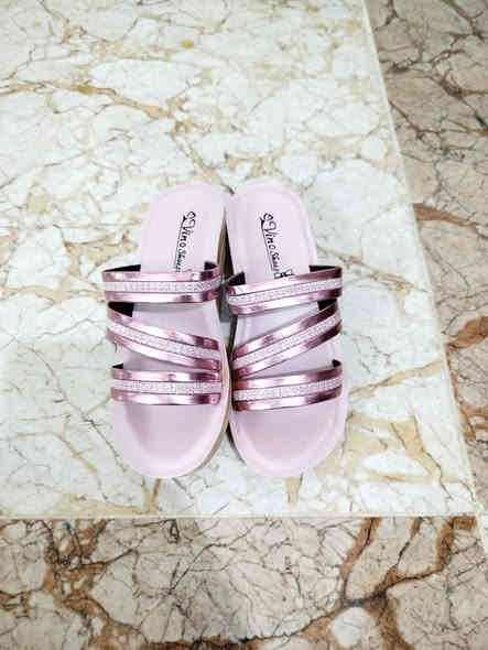 شحاطه ي كجان بو فروشتن
هه موو قياسات به رده سته 
نرخي دانه ي 3 هه زار دينار 
هه ركه سيك ويستي به يوندي بكات ***********
ناونيشان كه لار ئاواره كان نزيك مكتب ئامانج
