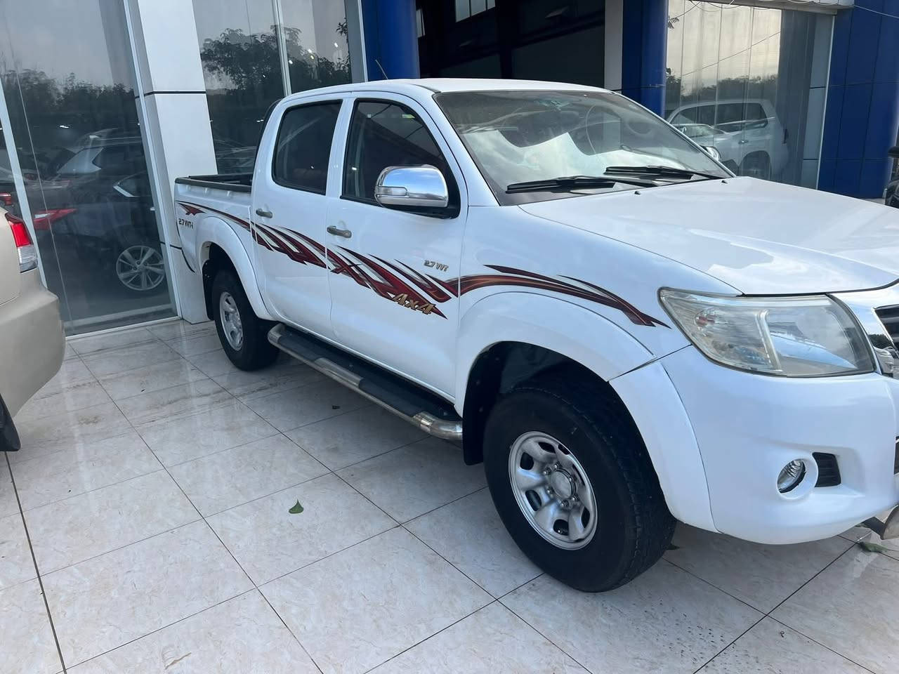 فلاونزة ٢٠١٣ مكفولة من سبخ بيها بارد محرك مفتوح  سرف و بخار مابها رقم جديد سنوية جديد بشرت تحويل و وكالة 
سعر ١٨٨بها مجال 
***********
