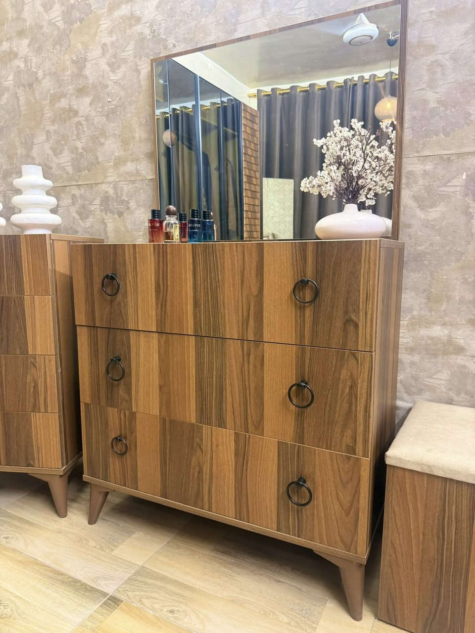غرفة تركي ٨قطع نضيفة ٦ابواب مابيهه اي ضرر سعرهه ٧٥٠ للاستفسار ‭٠٧٧٧ ٦٧٢ ٣١٠٧‬
