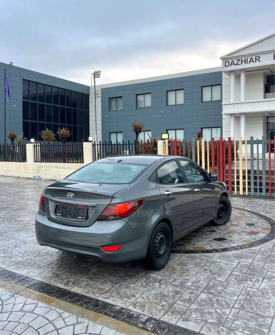 بسم الله الرحمن الرحيم(***********)
Honda Accent 2012 سەیارەکە ساغە 
هۆندا ئەکسێنت ٢٠١٢ ساغ موس و براوە نییە بەشەرت
سەیارەکە بێ رەقەمی دوبەیە مالی مەدەنی بەشەرت
کامل بۆیاغ کراوەتەوە بۆجوانی پشت و پێش کەپسە
دەحم و لێدران هیچی نییە هەموو گیانی بەشەرت
گێر و مەکینە بەشەرت کارەبایی بەشەرت 
تەقە و رەقەی هیچ نییە تایەی تازەیە پاتری تازەیە
مواسفات ئەمریکییە گێچ وەنەوشەیە زینۆنە ئیکۆیە
شاشەیە ABS گێڕ تۆماتیک و عادیە بلاجکتۆرە
سعری ٥٢ گەڵا مەجالێکە شوێنی سەیارەکە ڕانیەیە
*********** ڤایبەر و واتسئاپی لەسەرە رانية, السليمانية
