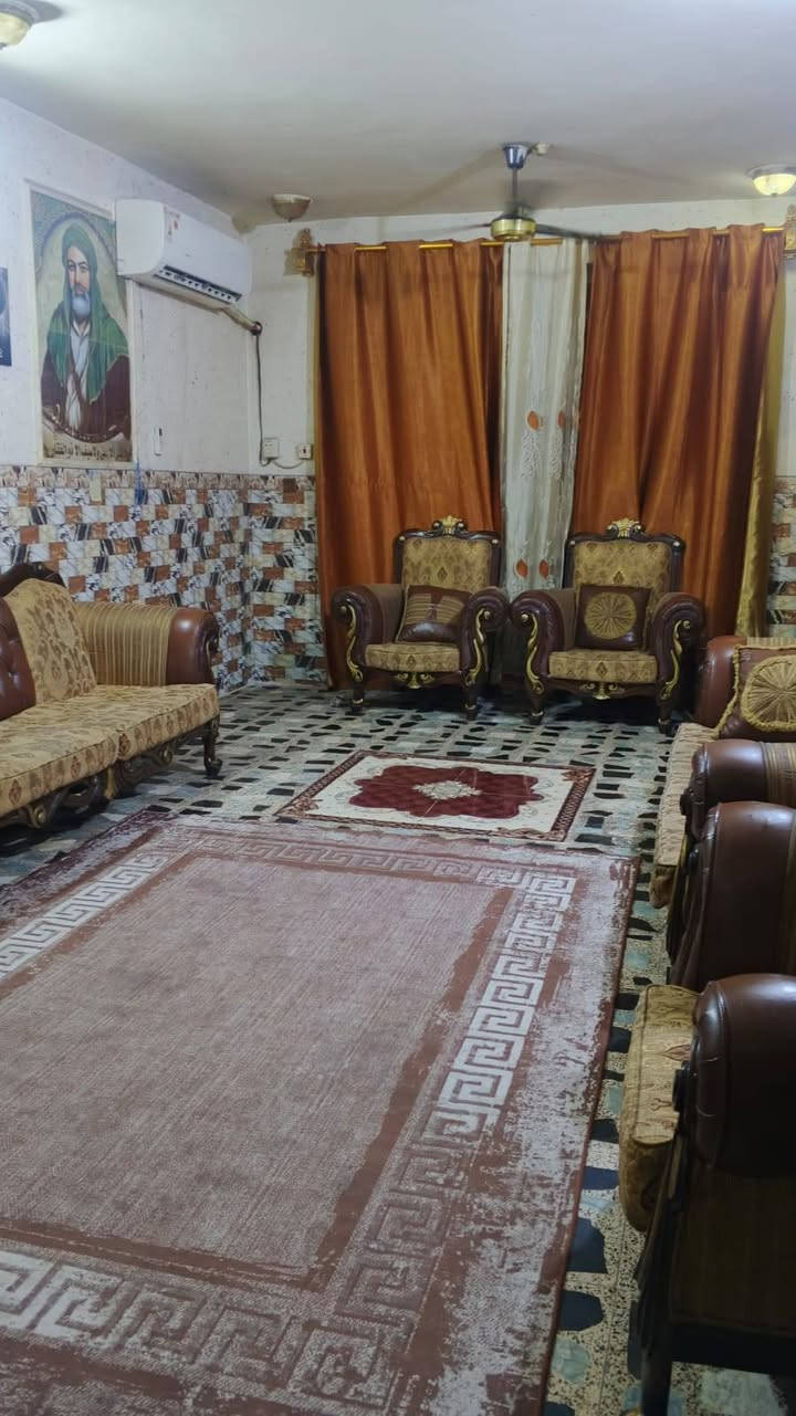 دار للبيع في ناحية سيد الشهداء  المزرعة حي الحسين  المساحة 150 متر وجهية 7/5 والنزال 20  يحتوي على ستقبال ومطبخ و2 غرفة نوم وصالة واسعة وصحيات داخلية وخارجية  السعر 135 وبي مجال للستفسار ***********
