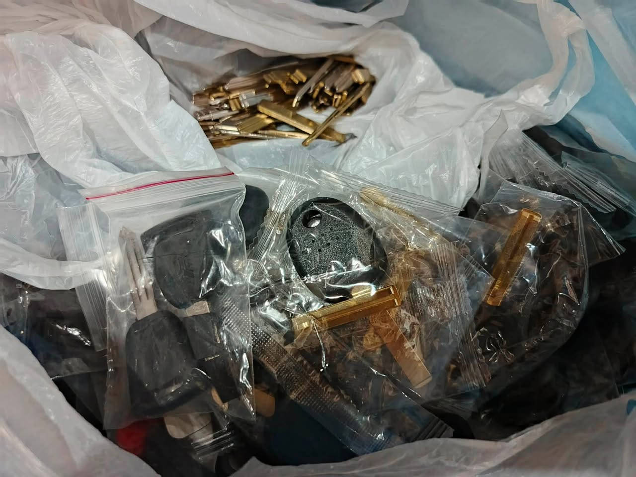 مكائن استنساخ مفاتيح عدد ٢ للبيع غيرمستخدمات مع مجموعة من مفاتيح العادية ومفاتيح السيارات ماقيمته ٦٠٠ الف ،، قيم بما يرضي الله
