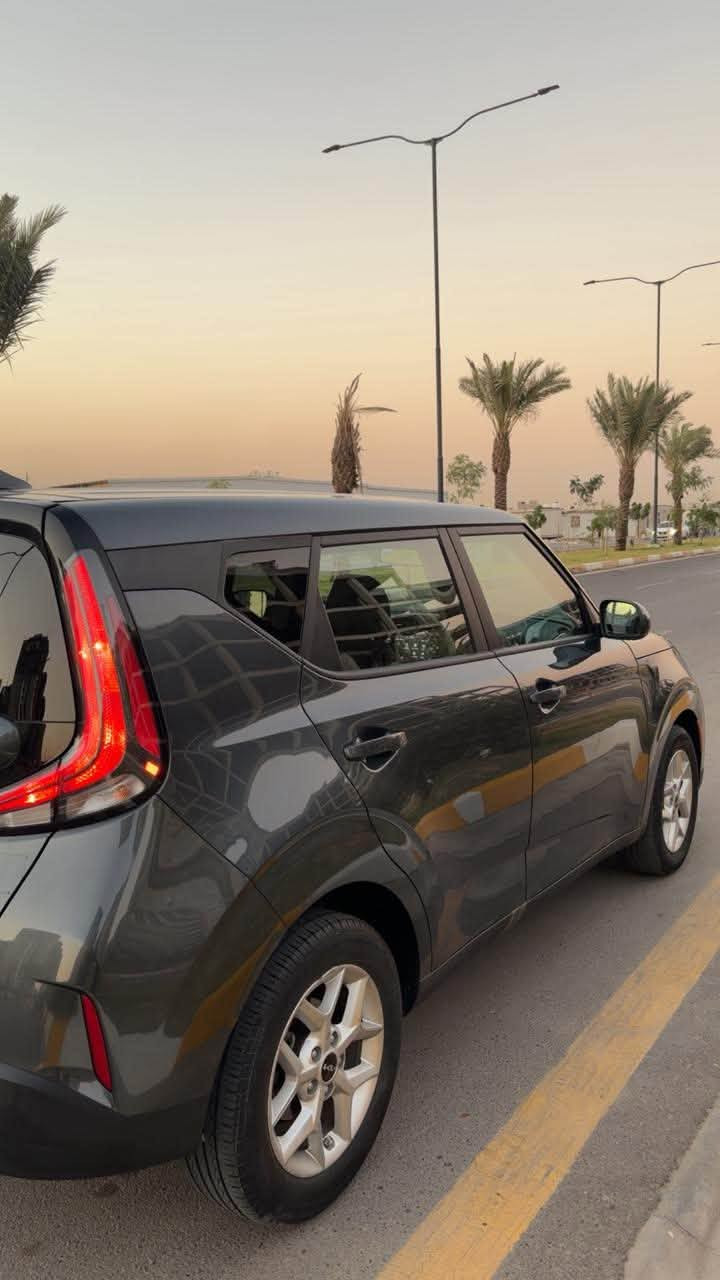 كيا صول 2024 امريكي
بدون حادث بدون صبغ بدون تبديل بدون ايرباك 
حاليا ماشية 18 الف / كيلو 
مكينه 2000 دوش 
ترقيم جديد / بغداد
مواصفات السيارة 
-نقاط عمياء
-رادار أمامي 
-تحكم ستيرن كامل
-شاشة تدعم ابل كار بلاي واندرويد اوتو
السعر 179
بغداد الكرخ حي الحسين 
للاستفسار/***********
