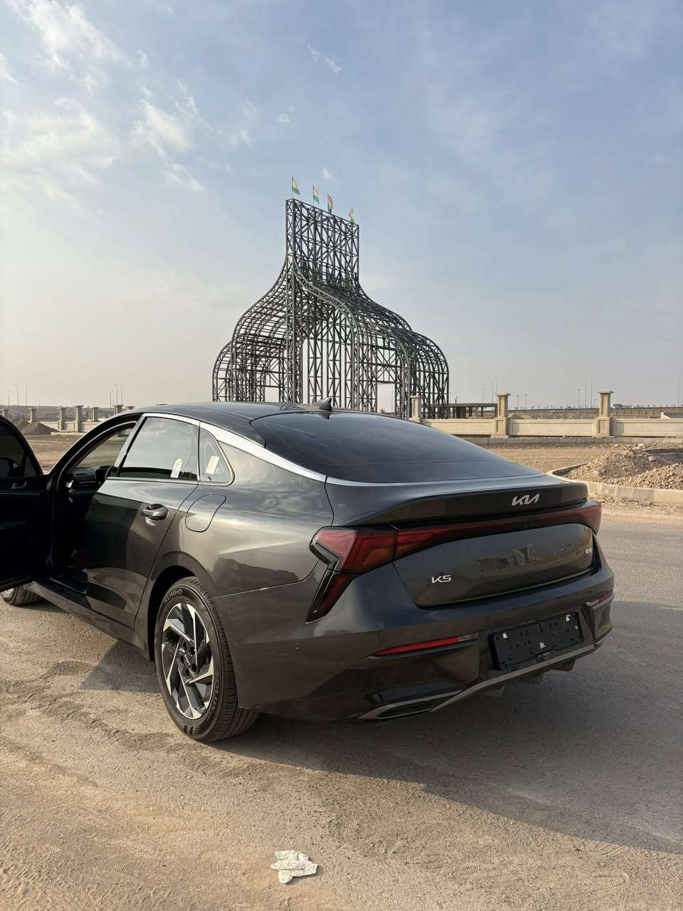 السلام عليكم 
 K5 2025 هايبرد 
محرك 2.0L 
 900 كم يعني اخت زيرو 
سيارة فول مواصفات ومعروفة مواصفاتها مال Gt line كير ماوس وداتا شو وبصمة تقدم السيارة وترجعها والخ بس عدا البانوراما
سعرها 190 ورقة 
ضررها جاملغ الخلفي والبوند صبغ
والصندوق مبدل بلادي وفقط بخ
مكانها اربيل 
*********** واتساب و اتصال
