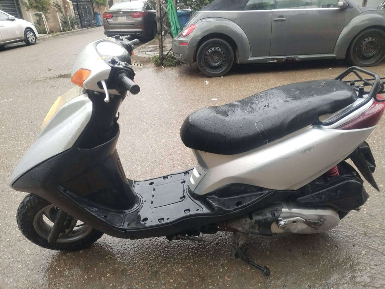 للبيع دراجه بريز جديده مامفتوحه شغاله سلف هندركهربائيات شغاله كامله ماناقصه  شي سعره ٤٥٠مكاني جكوك قرب شارع الحسينيه ***********
