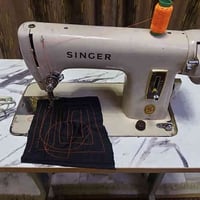 مكينة خياطة سنكر • ياباني • كاملة مع الميز