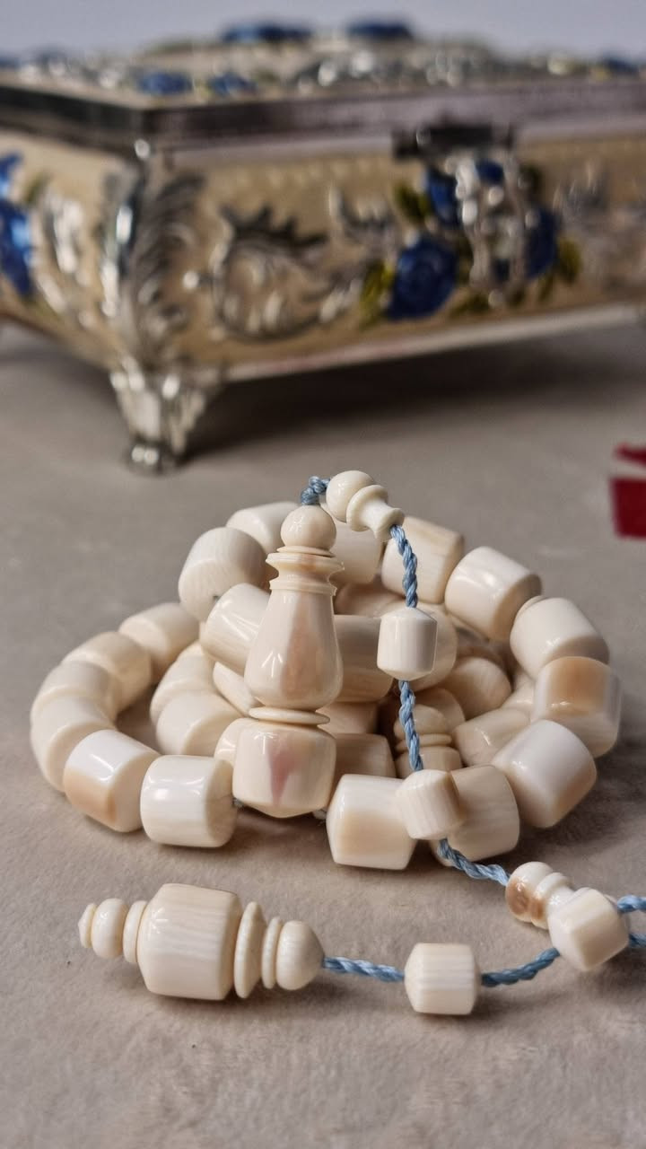 بسم الله تبارك الرحمن
مسباح عاج الفيل بخراطة برميلية VIP
الوزن ٨٨ غرام
سعر الغرام 4000 دينار


**إذا كنت صاحب هذا الإعلان وتريد حذفه لأي سبب، رجاءا أرسل رسالة إلى الدعم الفني**