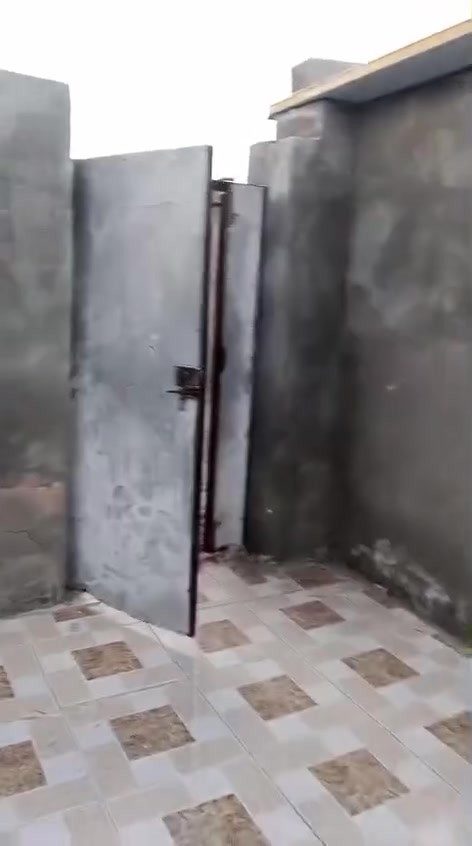 سلام عليكم بيت حواسم بلاه قبله منطقت حي الرشيد 
يتكون من غرفه ومطبخ وهوال وطرمه جبيره وحمام وتواليت بيت نضيف كله سرميك سقف سندويج كله جديد السعر 8 وهاذ رقمي ***********
