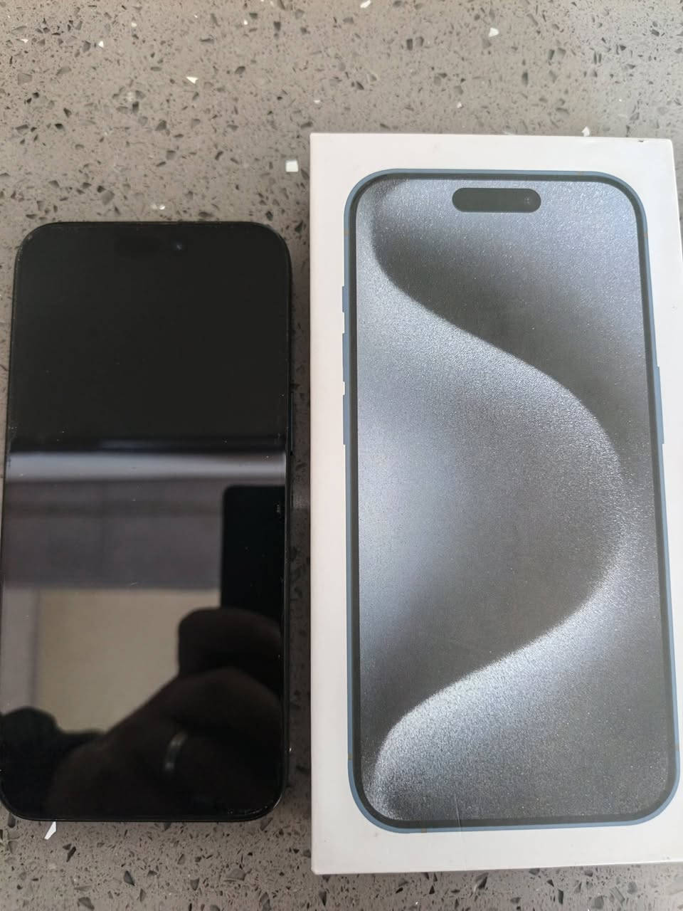 ايفون ١٥برو ماكس فاتحه من الكارتون عله ايدي وكاله هونغ كونغ
بطاريه ٩٤ جهاز مابي خدش 
ذاكره  ٢٥٦

وياه كفربن اريده بمليون و١٠٠الف

***********
