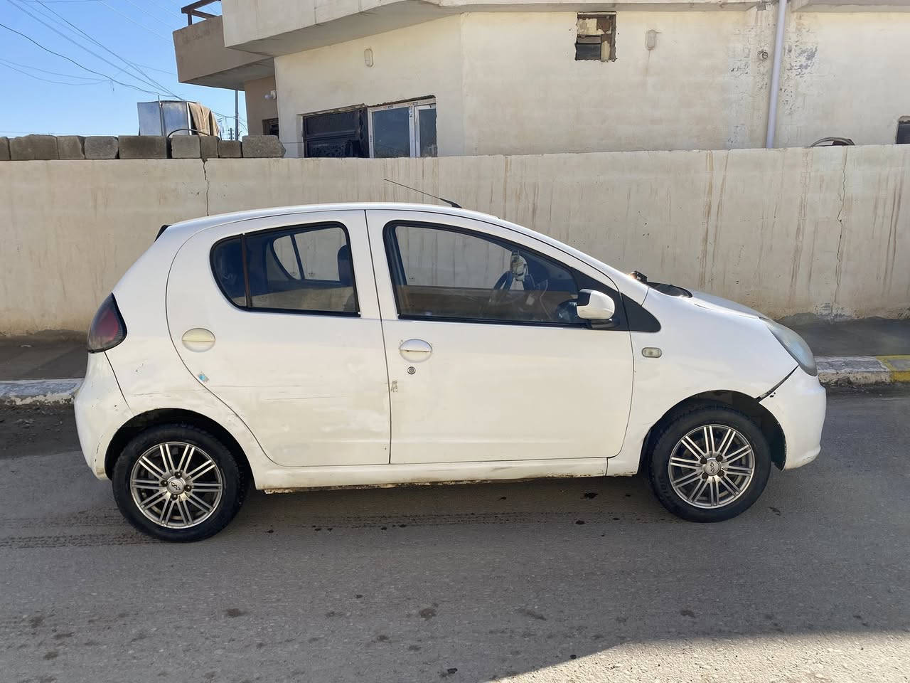 السلام عليكم جيلي باندا 2012 للبيع 
محرك كير بلاد مال شركة 
تبريد شغال 
كهربائيات شغالة شاشة و كامرة 
السيارة رقم بغداد مشروع وطني بأسمي
السعر 40 وبيها مجال حك الجية 
العنوان صلاح الدين/ تكريت 
للتواصل ***********
