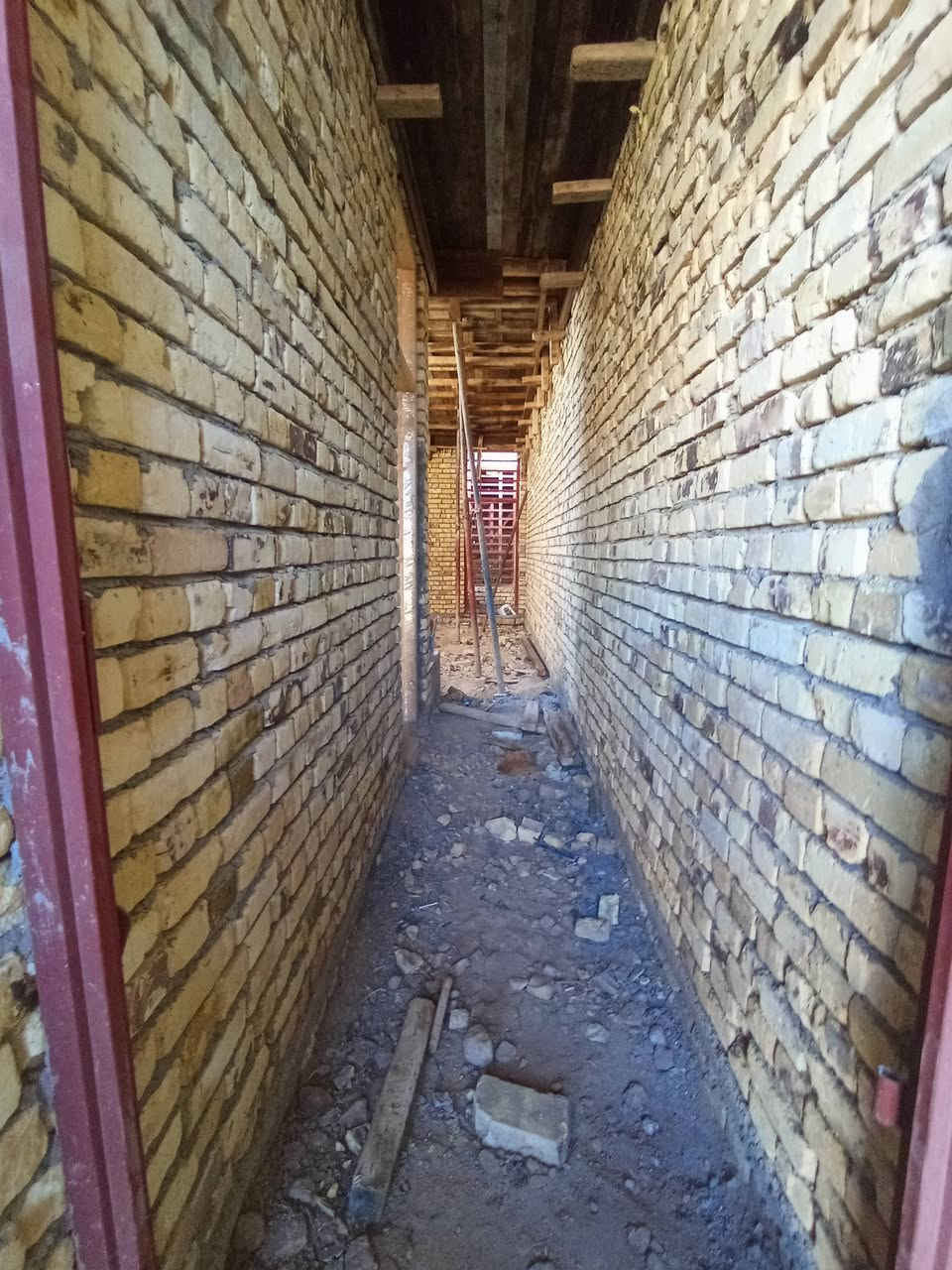 مشتمل هيكل مسقف لبيع بالسفحة الثانية بناء جديد قرب شارع امحمد الوائلي ابصف شارع ٢٠ قرب الخدمات طابو صرف تحويل ثاني يوم  للاستفسار والاتصال ***********
