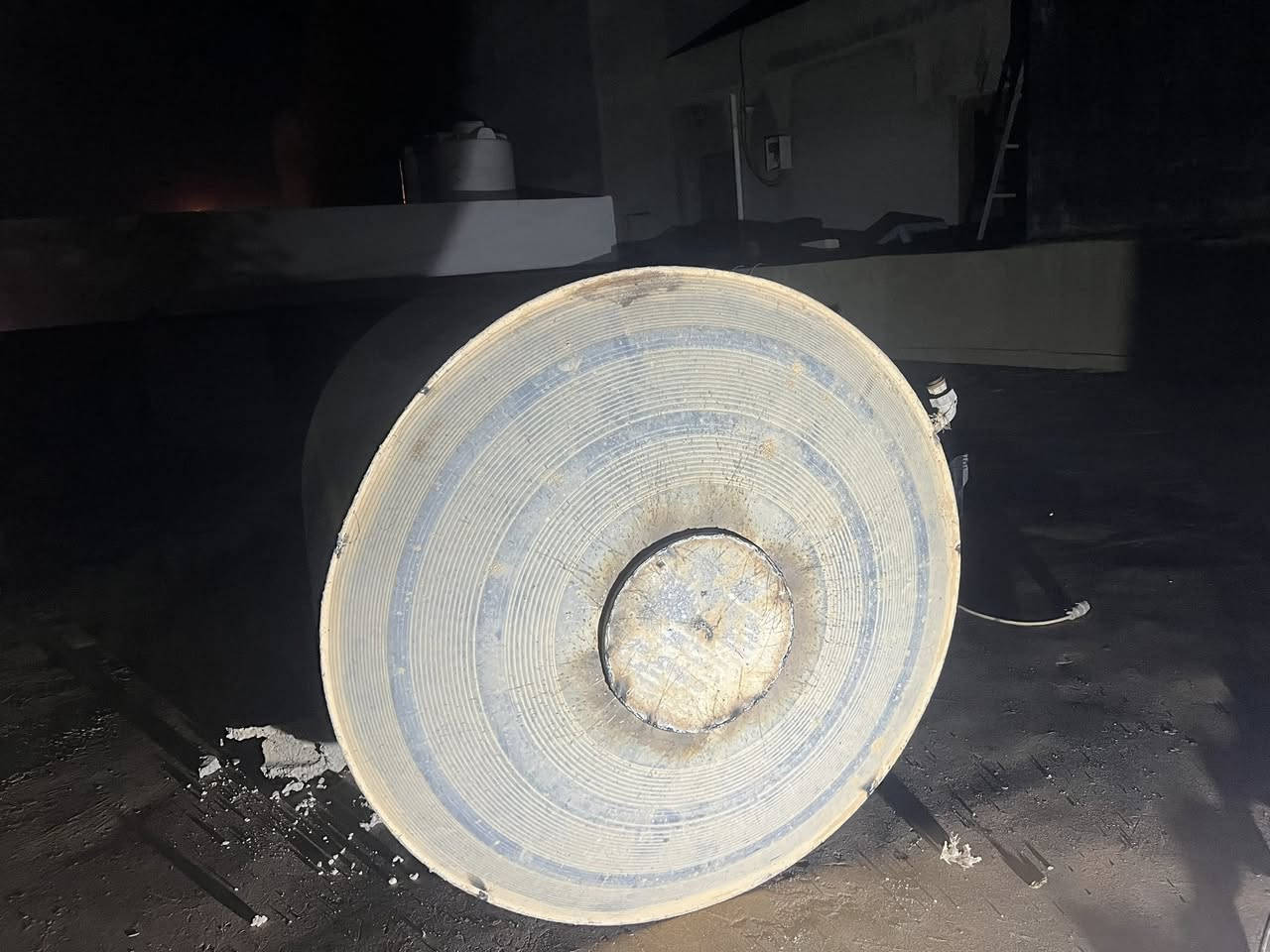 بەناوی خوای گەورە
بۆ ئەوەی تۆی بەڕێز کەمتر تەکلیف بکەوێت لە سەرت بەهۆی داگرتن و سەرخستنەوەی تەنکێکەت و هێنان و بردنەوەی هەروەها پێویست بەعەزێتی خۆیشت نەبێت دێینە سەربانی ماڵان بۆ چاک کردنی هەموو جۆرە تەنکیە تۆی بەڕێزیش دەتوانی پەیوەندیمان پێوە بکەی *********** بۆ ئەوەی کەس و کار و هاوڕێ سودمەن بن بۆیان بنێرە
