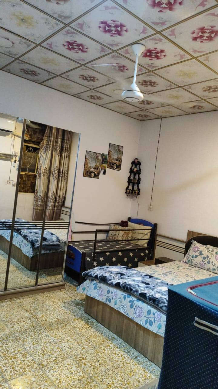 بيت في شارع المطار القديم مقابيل جامع ام البنين مساحه البيت ١٠٠ متر طابق ونص بناء مرتب كاشي وسيراميك لسقف سعر المطلوب ٣١ وبي مجال لطيبين (البيت التصوير ضالمه كلش حلو )..
*********** للأستفسار واتساب .
