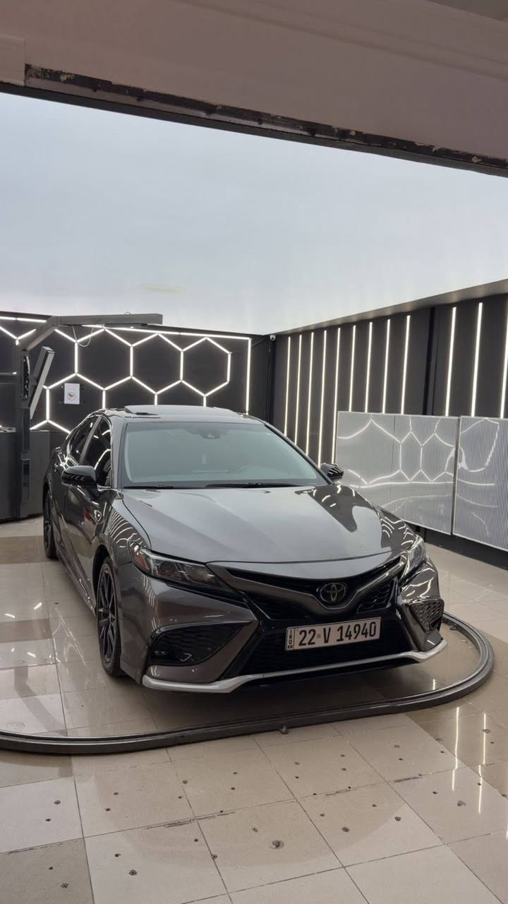 Camry 2023 SE PLUS 
بەس بۆ فرۆشتنە
سەیارەکە se پلەسی فوولە سلاید ، بەسمە ، رادار 
سەیارەکە یەک جاملغی  سەکنی سبوغە بەبێ ژوورێ
وێنەی دەعمەکە دانراوە رەقەم و جائزە 
50 هەزار رۆیووە وەکو سفر وایە
سعر خوار هەموو بازار 
188 $ مجال 
شوێن هەولێر 
رقم شاسی :  4TIT1AK9PU168623
***********

كامري 2023 SE Plus

لِلبيع فقط.

السيارة فئة **SE Plus فل كامل**، تحتوي على:

* فتحة سقف (سلايد)
* بصمة
* رادار

السيارة فيها صبغ واحد فقط في جهة الزجاج الأمامي (السكن)، وصورة الدعمة مرفقة مع رقم الشاصي والجائزة.

ماشية **50 ألف** فقط، وحالتها مثل الجديدة.

**السعر:** 18,800 دولار (قابل للتفاوض بشكل معقول).

**الموقع:** أربيل
رقم شاسی ،   4TIT1AK9PU168623
**رقم الهاتف:** *********** أربيل, العراق
