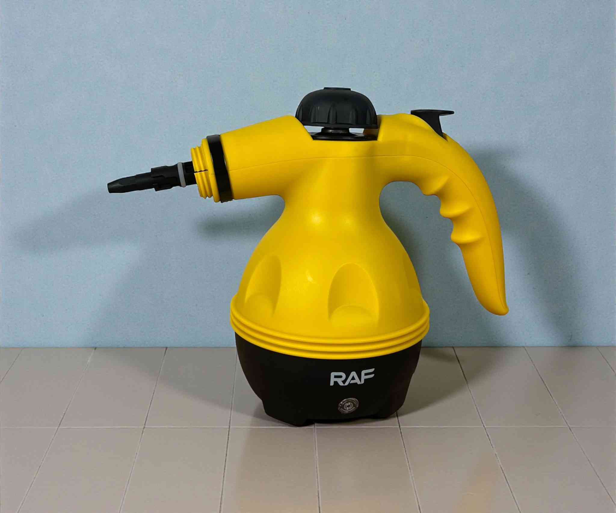 توفر 
منظف بخاري محمول RAF R.1028 بقوة 1000 واط
 – 10 ملحقات متعددة

تنظيف وتعقيم الأرضيات، السيراميك، والرخام.

إزالة الدهون المتراكمة عن أسطح المطبخ والفرن.

تنظيف الزجاج والمرايا والنوافذ بدون مواد كيميائية.

تعقيم الحمامات والحنفيات والفواصل بين البلاط.

تنظيف الأرائك، الستائر، والمفروشات بالقماش المخصص.

إزالة الأوساخ من زوايا ضيقة يصعب الوصول إليها.

تعقيم لعب الأطفال وبعض الأسطح الصلبة بالبخار.

المميزات

قدرة كهربائية: 1000 واط لأداء قوي وسريع.

سعة خزان الماء: 350 مل.

درجة حرارة البخار: حتى 100° مئوية.

ضغط بخار أقصى: 3 بار.

معدل تدفق البخار: 25–30 غرامدقيقة.

زمن التسخين: تقريباً 3 دقائق.

تشغيل على كهرباء: 220–240 فولت | 5060 هرتز.

نظام أمان بغطاء محكم وصمام حماية للضغط.

تصميم محمول وخفيف الوزن وسهل الاستخدام.

سلك طويل بطول 250 سم لحرية حركة أكبر.

يعمل بدون الحاجة إلى مواد تنظيف كيميائية.

10 ملحقات مختلفة لتعدد الاستخدامات.

محتويات الصندوق

الجهاز الرئيسي RAF R.1028.

خرطوم مرن.

رأس بخار مستقيم.

رأس بخار منحني.

فرشاة دائرية.

قطعة تنظيف زجاج.

قاعدة مسطحة مع قماش تنظيف.

كوب قياس.

قمع تعبئة.

حلقات مطاط احتياطية.

للحجز مراسلة الصفحه 💛


**إذا كنت صاحب هذا الإعلان وتريد حذفه لأي سبب، رجاءا أرسل رسالة إلى الدعم الفني**