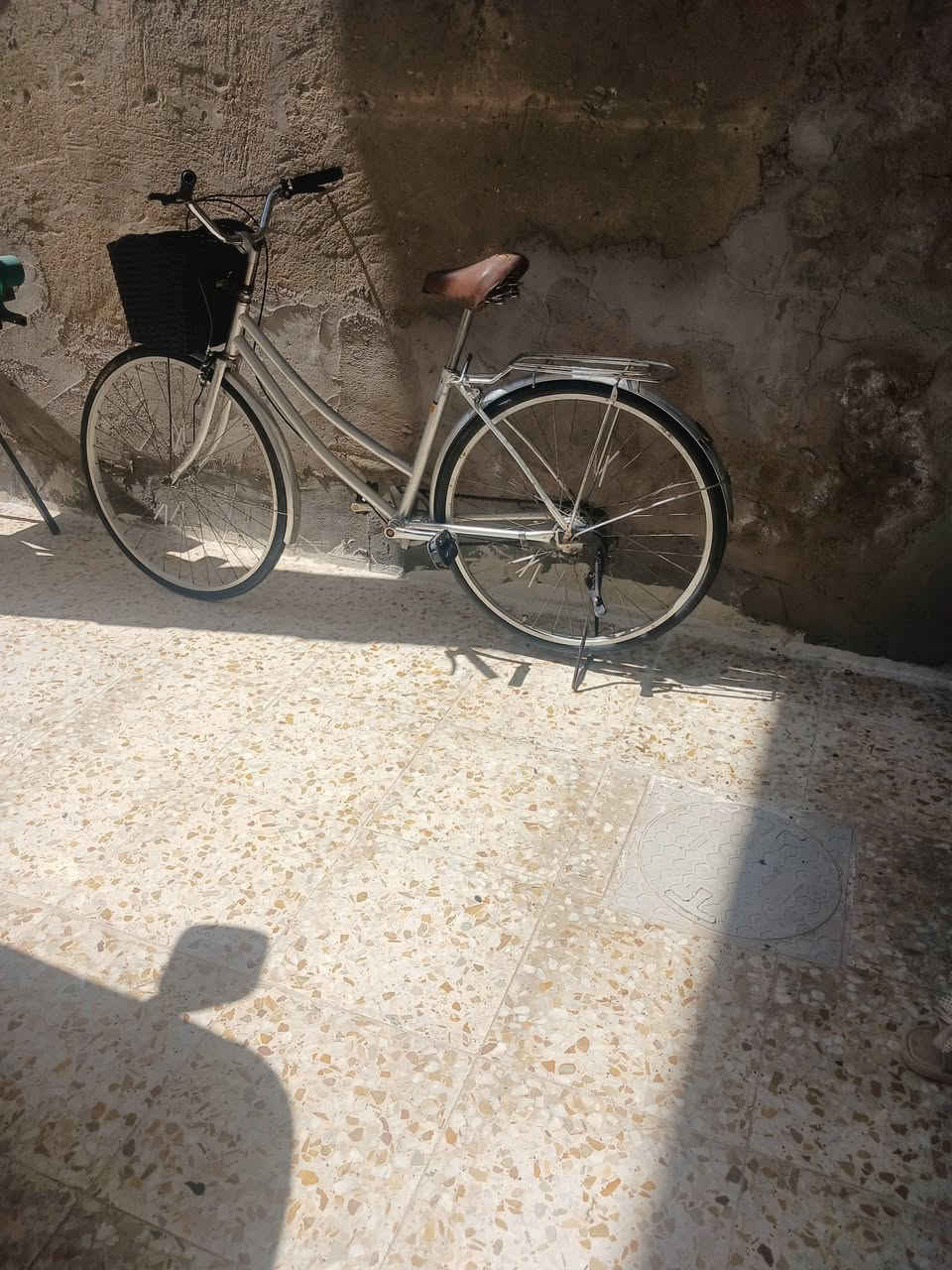 السلام عليكم 

بايسكل البيع حجم ٢٧ نظيف السعر ٨٠ 

العنوان حي ١٨ قرب تقاطع الحمداني 

***********/////***********
