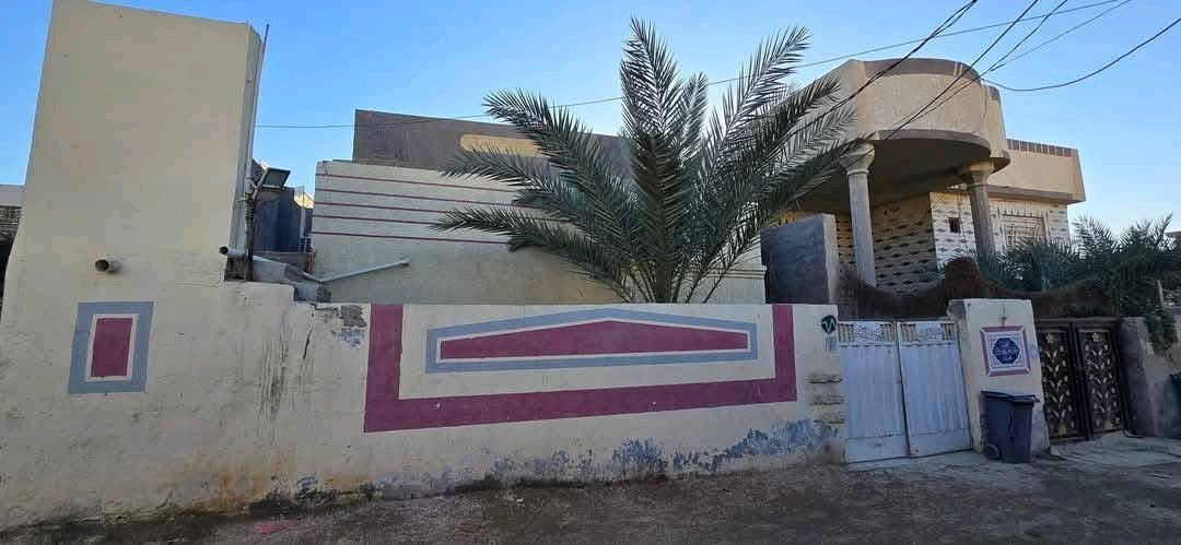 بيت للبيع يصلح حسينيه بسيد اسماعيل طابقين أربع غرف نوم صالتين واستقبال ومطبخ وحديقه ودرج خارجي الطابق الثاني سند 25 المساحة 200 رابع فرع عن الشارع العام مال الزوار