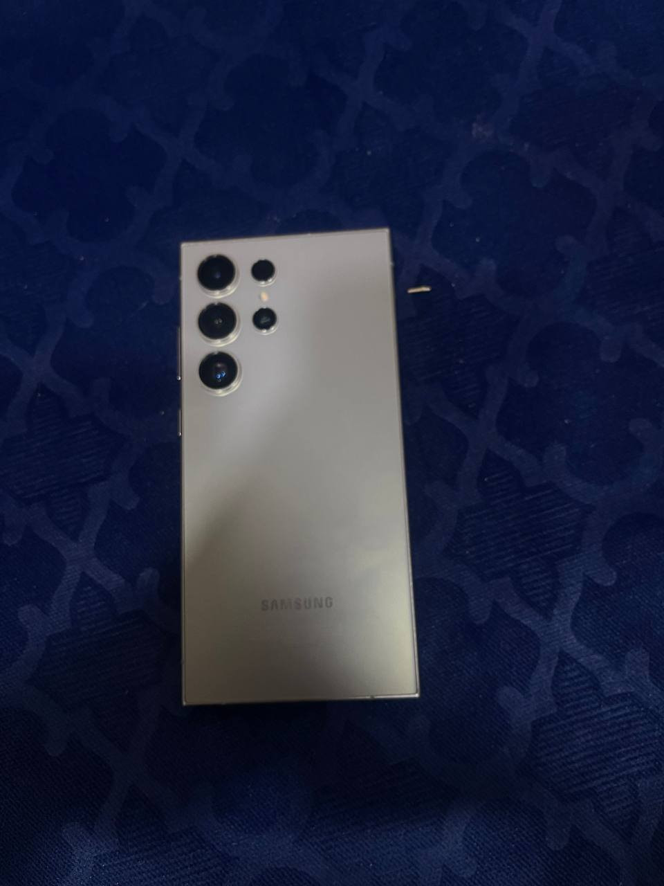 اس 24 الترا 512
ميحتاج اذكر مواصفاته ، جهاز راقي اداء وكامره 

الذاكرة نص تيرا مو 256 

جهاز نظيف جدًا مثل ما بالصور وممفتوح ابد

وياه ٣ كفرات وكارتونته 

رايده ب٩٥٠ ومكاني بالنجف الاشرف

وهذا رقمي للتواصل بس واتساب مابيه مكالمة رصيد 

***********
