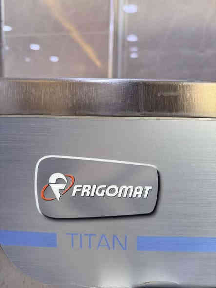 #معرض #الايطالي
إنتاجيه Ds فريكومات تيتان أيطاليا 🇮🇹
10. لتر 
مستخدم نضيف جداً 
محور سويچ سرعتين 
المكينه جاهزه من كلشي 
انتاج ناعم 
تبريد ماء 
3فيز 

السعر والتفاصيل مراسله الصفحة 
اؤ الأتصال هـ. ***********.   او.    *********** 
العنوان بصره آبي الخصيب حي العسكري 
#سيدحسين
