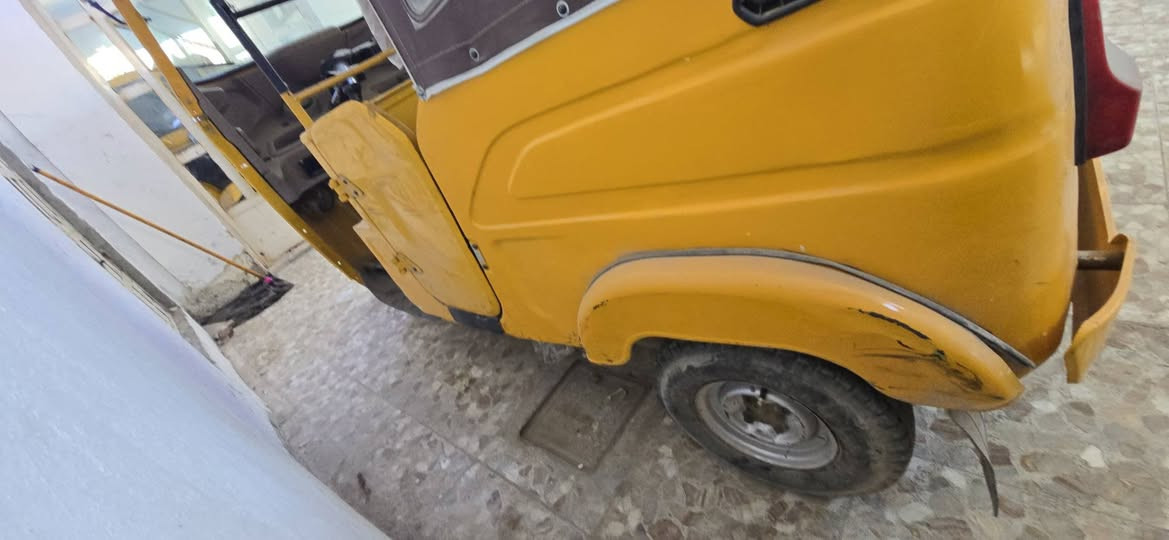 سلام عليكم. تكتك موديل 2021رقم و سنويه.تكتك معمره بيها صفحه  اليسره و لغد معمر كلها و صبغ عام و مكينتها مكفوله المكان بغداد دوره ابو دشير الرقم ***********
