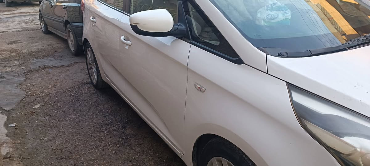 كيا كارينز 14 رقم بغداد باسمي ماشيه 135  كير ومحرك وتبريد مكفول حداديه يرادلها ترتيب من ناحيه الصبغ بيها بس الدوسه اليمنى صبغ وبيها سمكره بارد بالباب الخلفي الجهه اليسرى مفتوح وعندي تكشير بالبنيد  السعر 133وبيها مجال مكاني بغداد ***********
