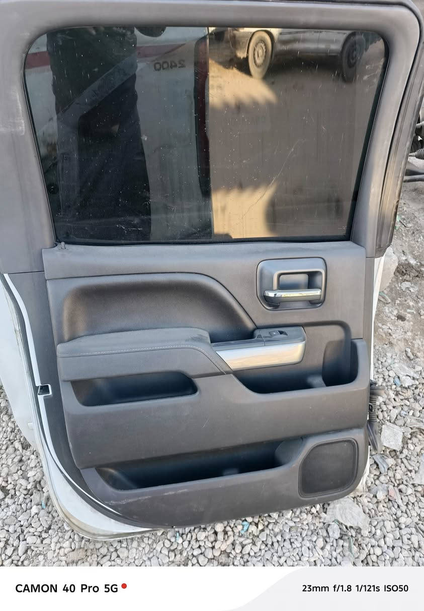 ابواب صوب السايق وباب البدي سلفرادو موديل ٢٠١٧ باب السايق بي طخة بسيطة كاملات مع البطاين وغراضهن سعرهن ٥٠٠ دولار من الاخير *********** مكاني كربلاء المقدسة
