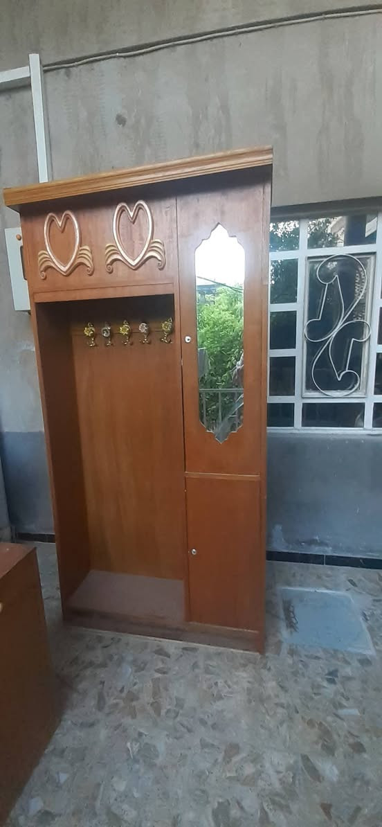 للبيع زاويه + ميز غرفه
السعر 50 الف
كوفه حي ميسان شارع البوريات 
هاتف ***********
